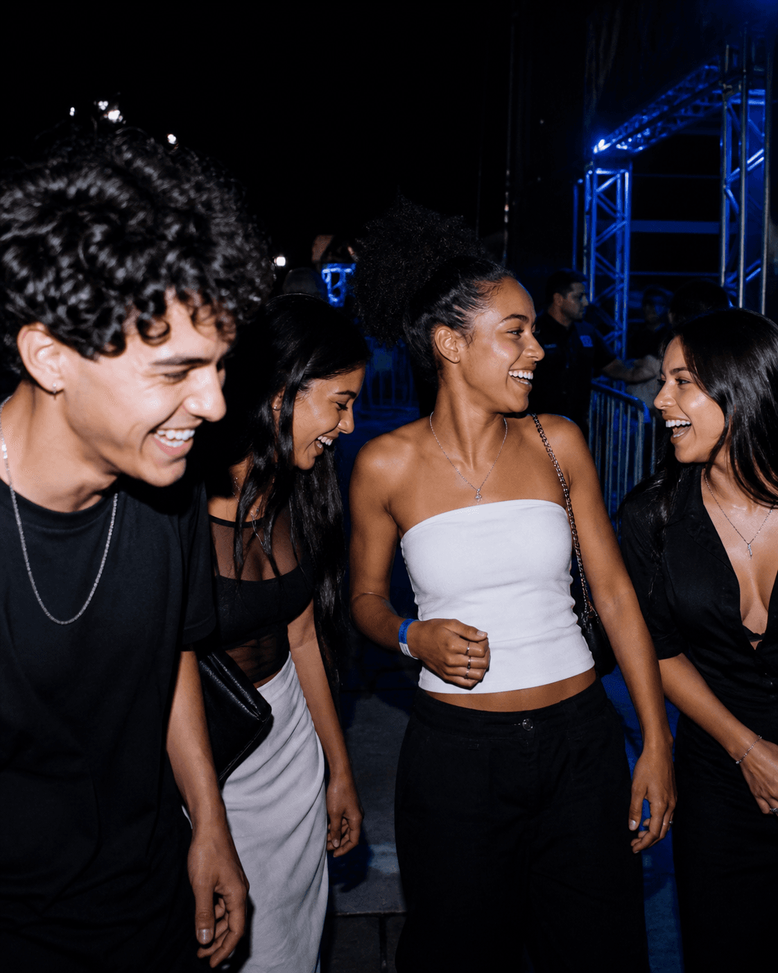 Amigos adultos chegando juntos a um evento