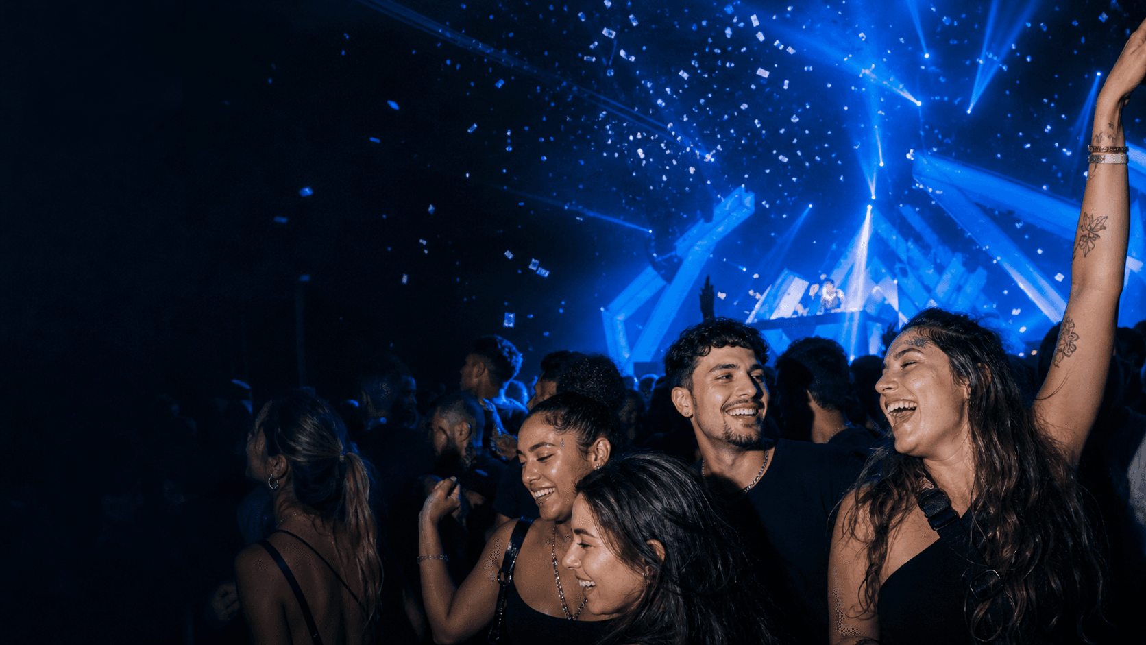 Amigos em uma festa universitária com iluminação azul